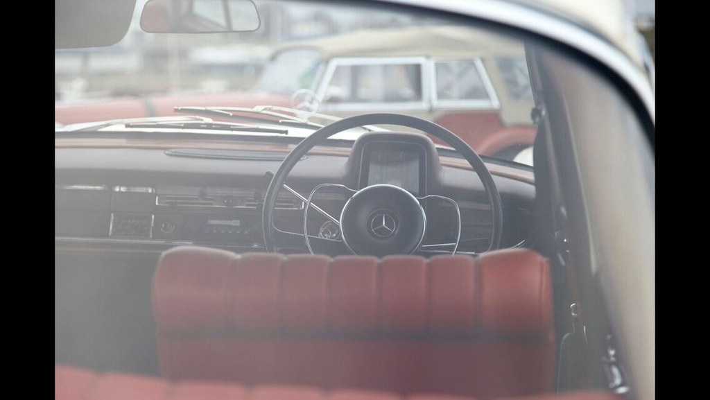 Mercedes 230S Fintail